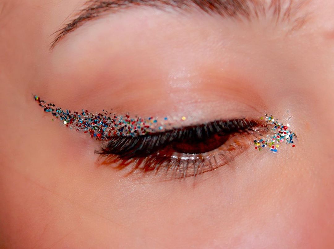 photo-by-esinyorganci_beauty-glitter-eye-beauty-look-min