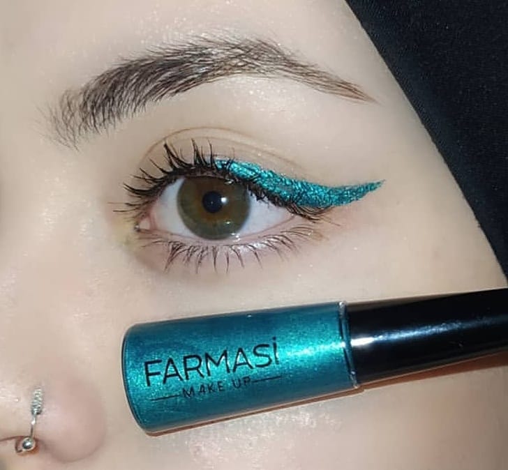 photo-by-farmassi_glamourkisses-metallic-eyeliner-wing-beauty-look-min