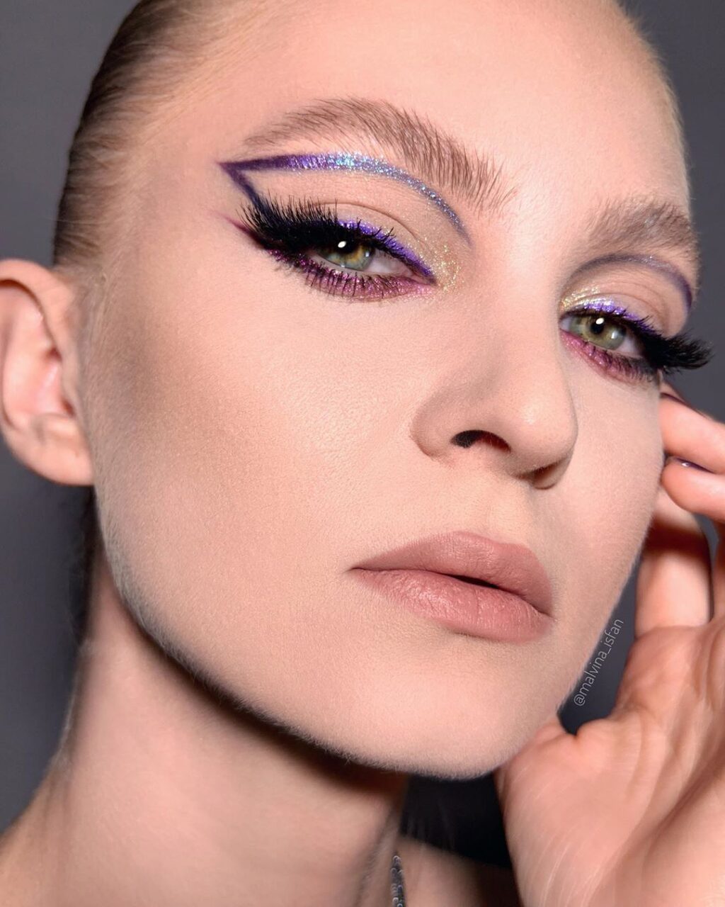 photo-by-malvina_isfan-purple-metallic-eye-beauty-look-min