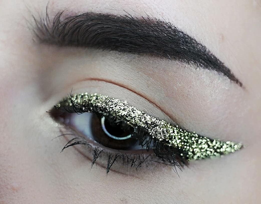 photo-by-weensdy-glitter-wing-lined-eyes-gold-eyeliner-min