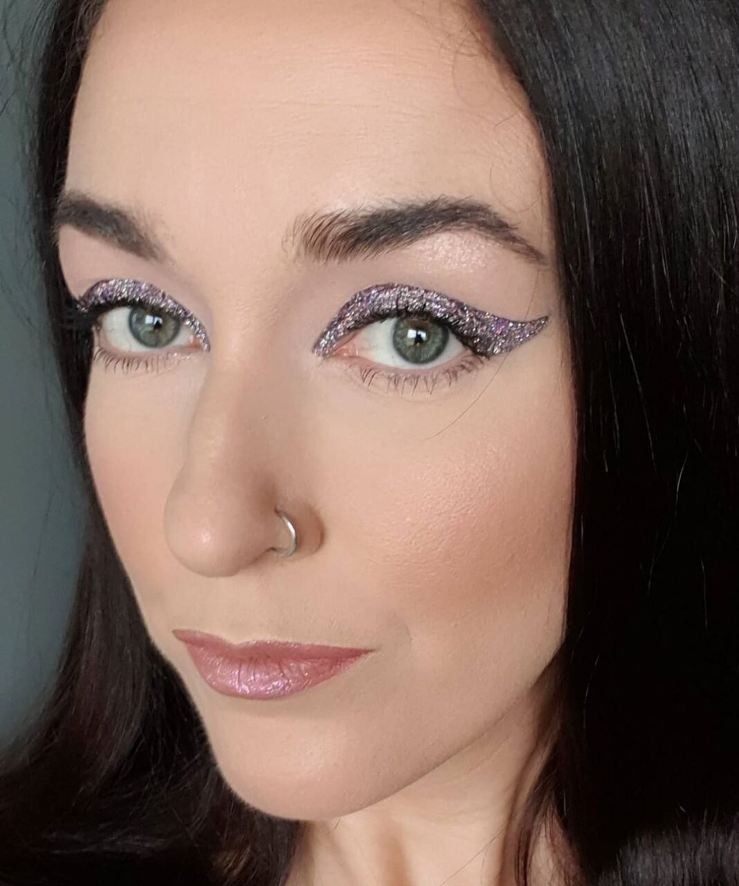 photo-by-x_lou_barrass_x-glitter-eye-makeup-beauty-look-min