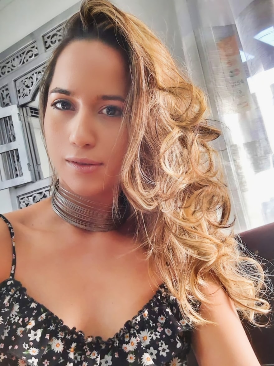 blonde-highlights-hair-meanro-megan-antoinette-rojer-beauty-salon-harms-hairstyling-beauty-parlor-min