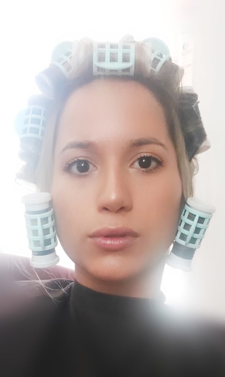 meanro-megan-antoinette-rojer-at-harms-hairstyling-beauty-and-parlor-aruba-hair-curlers